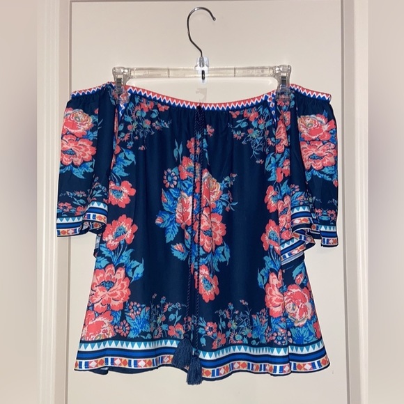 GUC Flying🍅 Sz-S Scoping Neckline/Cold Shoulder, Angle Sleeves, Lightweight Top - Picture 5 of 16